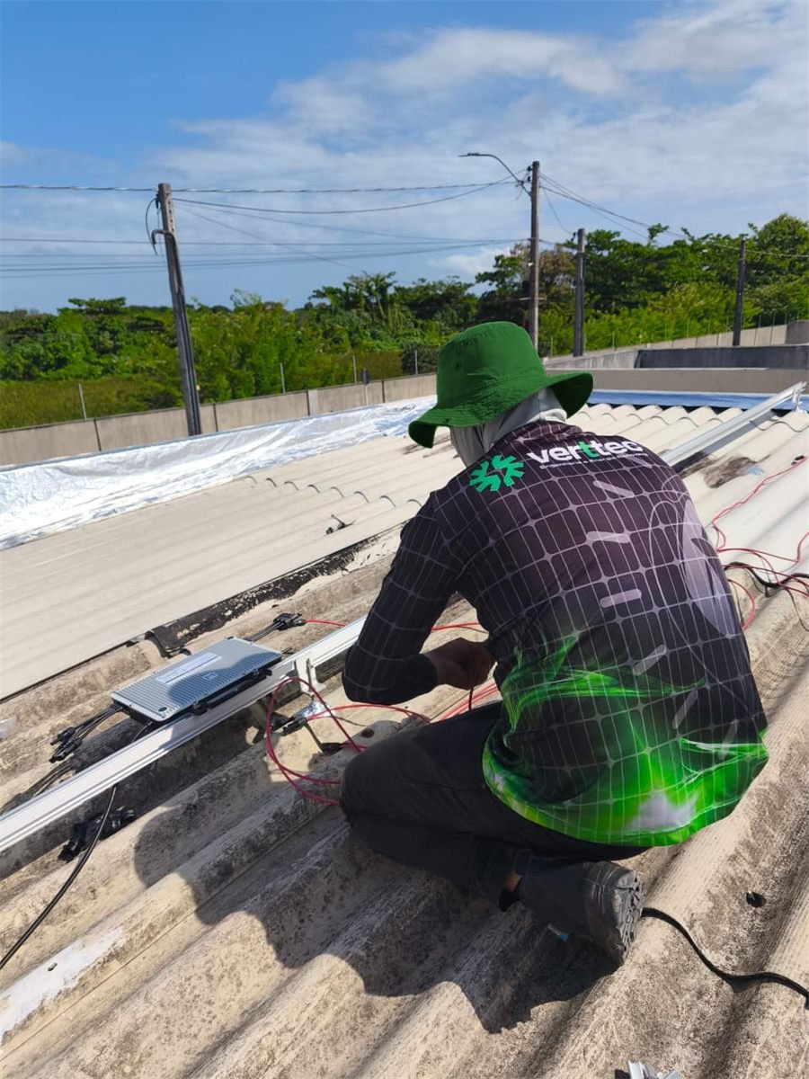 Técnico trabalhando no quadro elétrico
