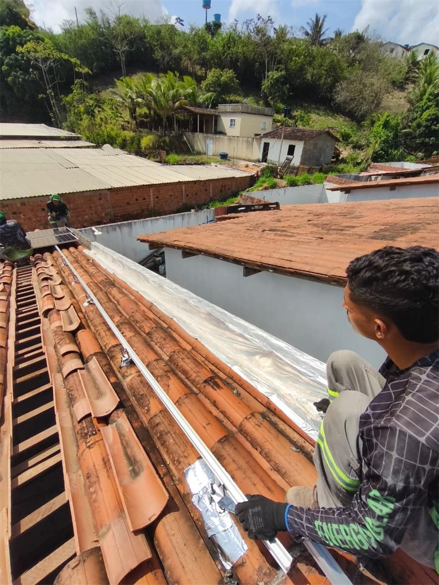 Instalação de painéis solares em telhado