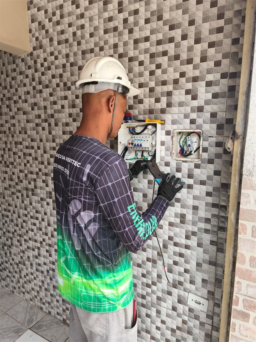 Técnico da Verttec instalando painéis solares